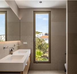 4 Bedroom Luxury Villa with Heated Pool and boat mooring, Ciovo near Trogir – Sleeps 8